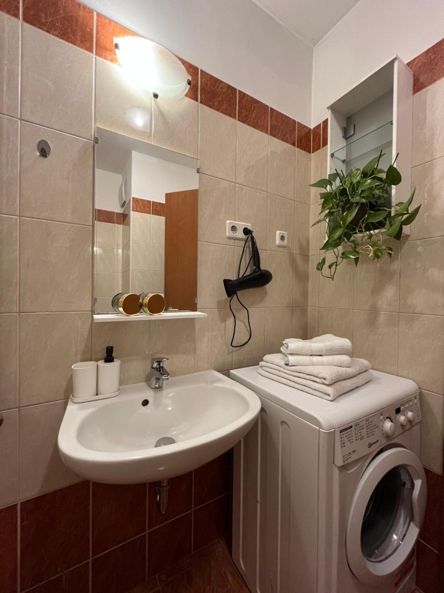 Downtown Rose Garden Apartments Whit Garage Opcional Budapest Ngoại thất bức ảnh