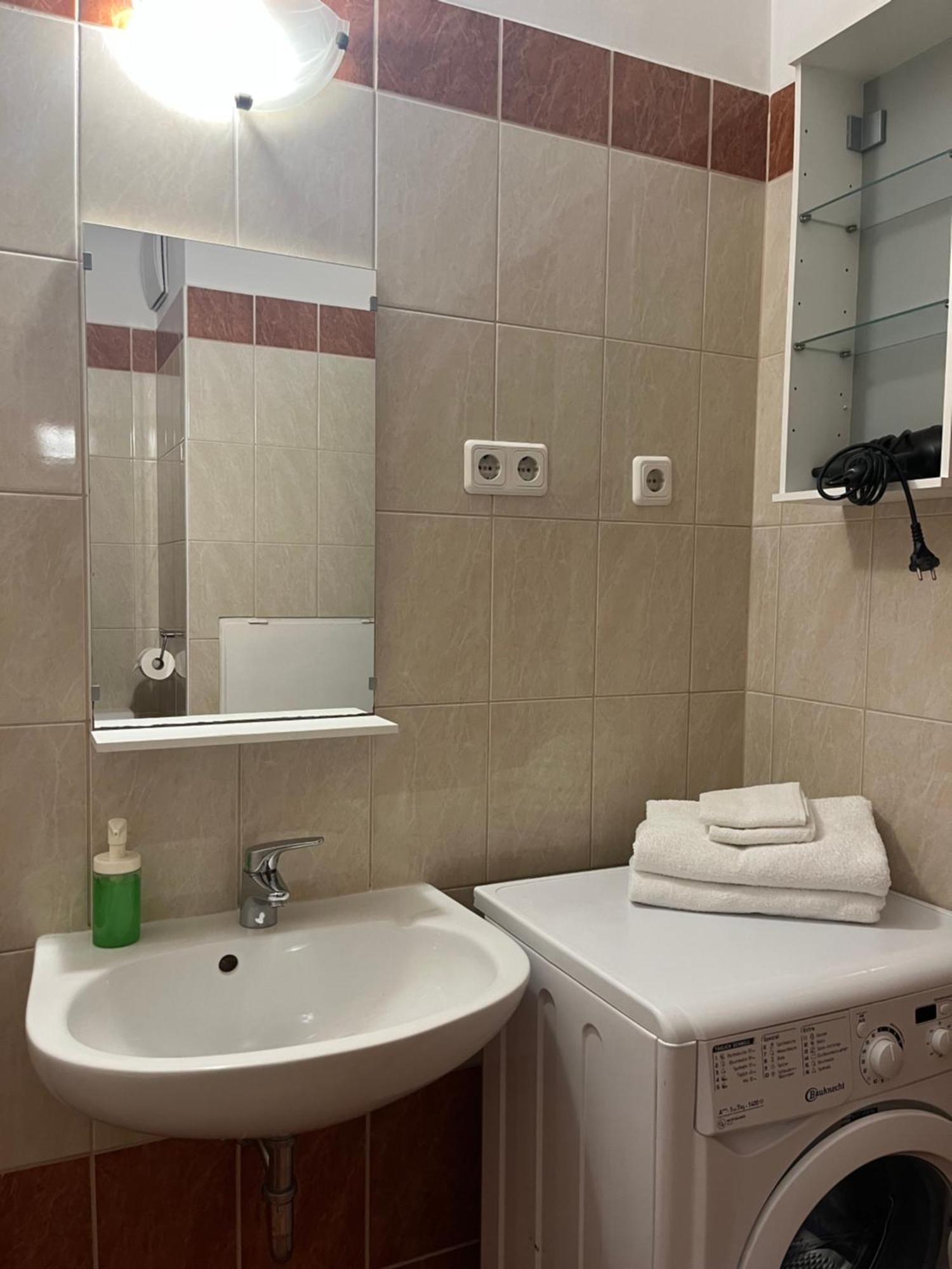 Downtown Rose Garden Apartments Whit Garage Opcional Budapest Ngoại thất bức ảnh